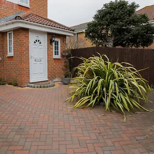 https://entire-3-bedroom-house-3-toilets-2-baths-sleep-9-with.brighton-hotels-england.com