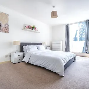 https://apt-luxury-in-canary-wharf-london.cambridgehotelsuk.com